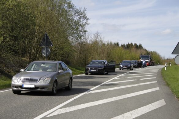LKW-Unfall auf der A33 – Autofahrer fahren durch Absperrung
