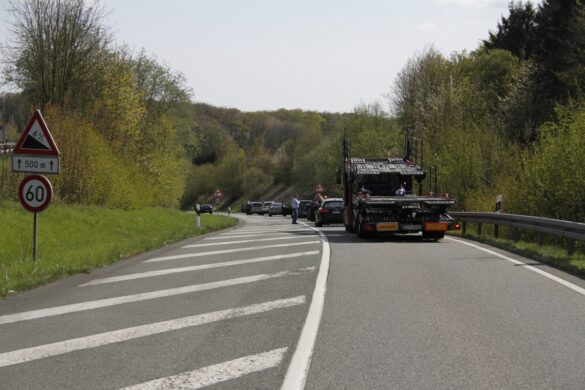 LKW-Unfall auf der A33 – Autofahrer fahren durch Absperrung