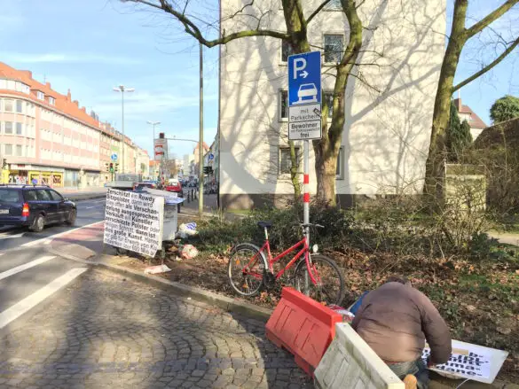 Was wollen uns die Plakate am Johannistorwall sagen?