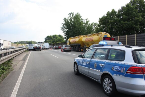 Sieben Fahrzeuge fahren auf A1 ineinander