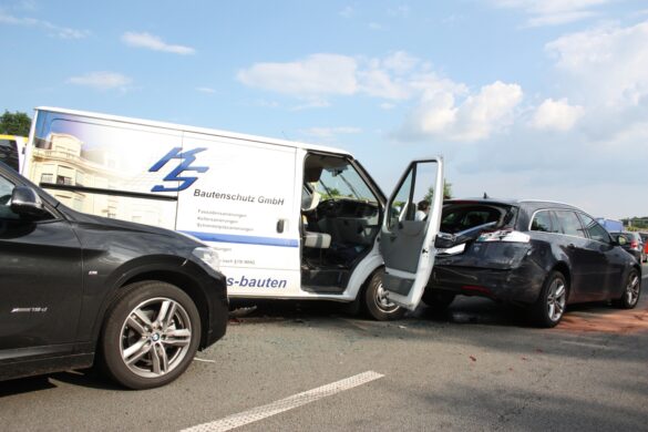 Sieben Fahrzeuge fahren auf A1 ineinander