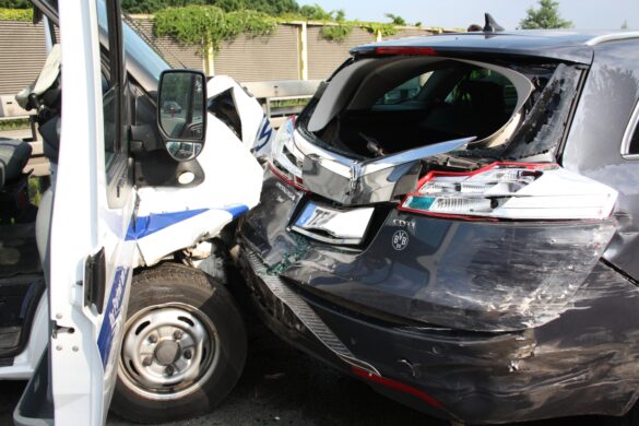 Sieben Fahrzeuge fahren auf A1 ineinander