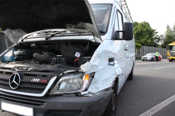 Sieben Fahrzeuge fahren auf A1 ineinander