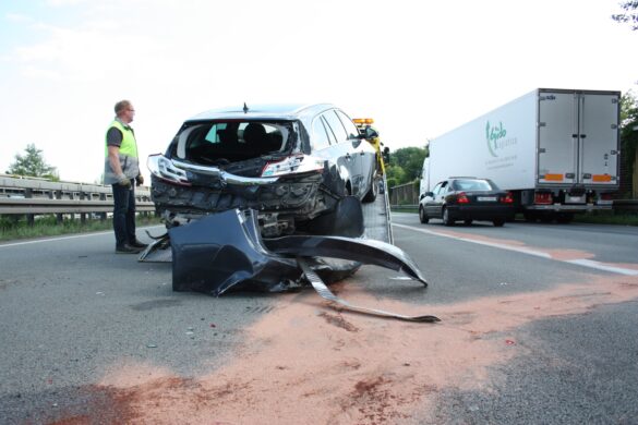 Sieben Fahrzeuge fahren auf A1 ineinander