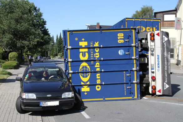 LKW-Anhänger in Osnabrück-Widukindland gegen PKW gekippt