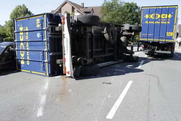 LKW-Anhänger in Osnabrück-Widukindland gegen PKW gekippt