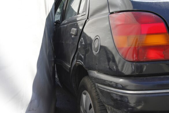 LKW-Anhänger in Osnabrück-Widukindland gegen PKW gekippt