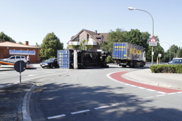 LKW-Anhänger in Osnabrück-Widukindland gegen PKW gekippt
