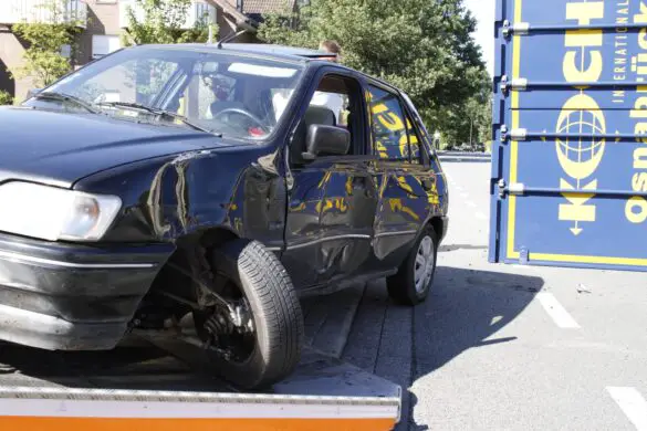 LKW-Anhänger in Osnabrück-Widukindland gegen PKW gekippt