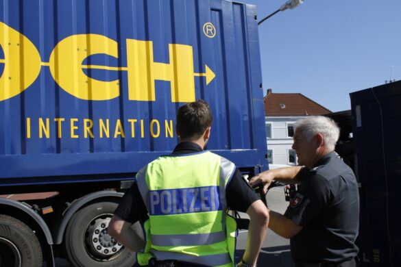 LKW-Anhänger in Osnabrück-Widukindland gegen PKW gekippt