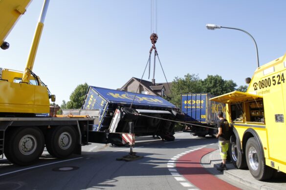LKW-Anhänger in Osnabrück-Widukindland gegen PKW gekippt