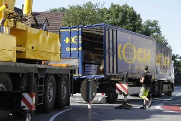 LKW-Anhänger in Osnabrück-Widukindland gegen PKW gekippt