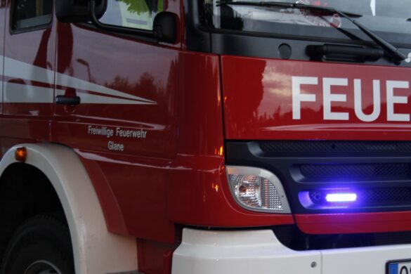 Bad Iburg: PKW knallt bei Navi-Bedienung gegen Baum