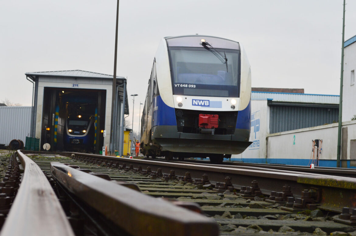 NordWestBahn VT 648 093 im Osnabrücker Hafen