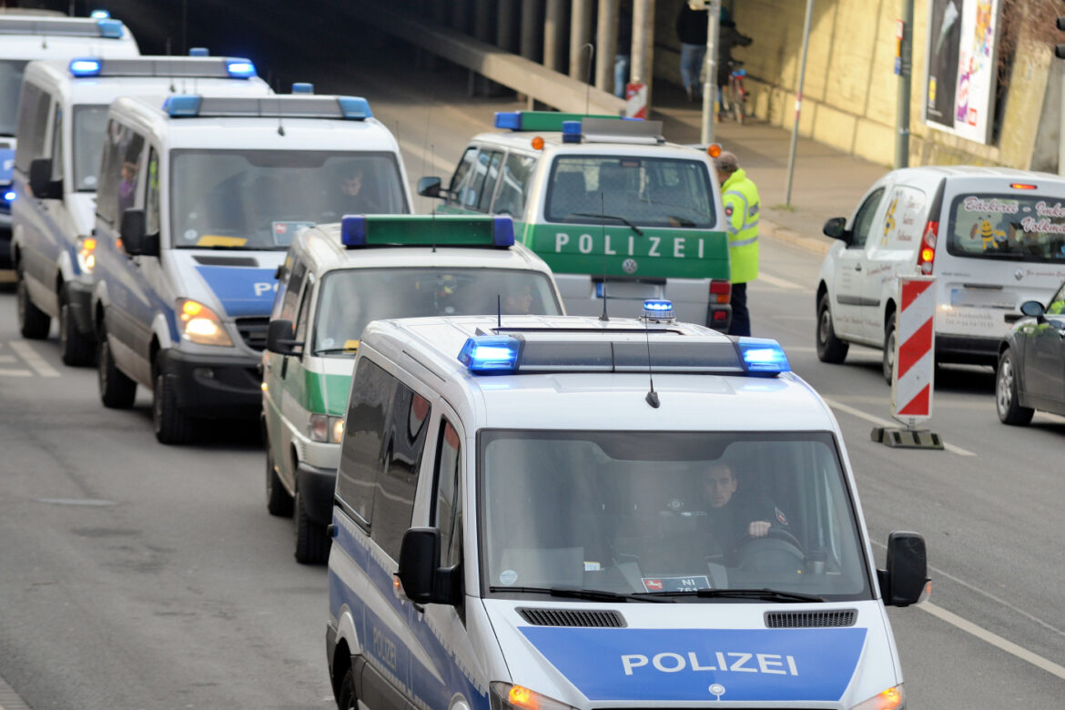 Symbolbild Fußball Polizei