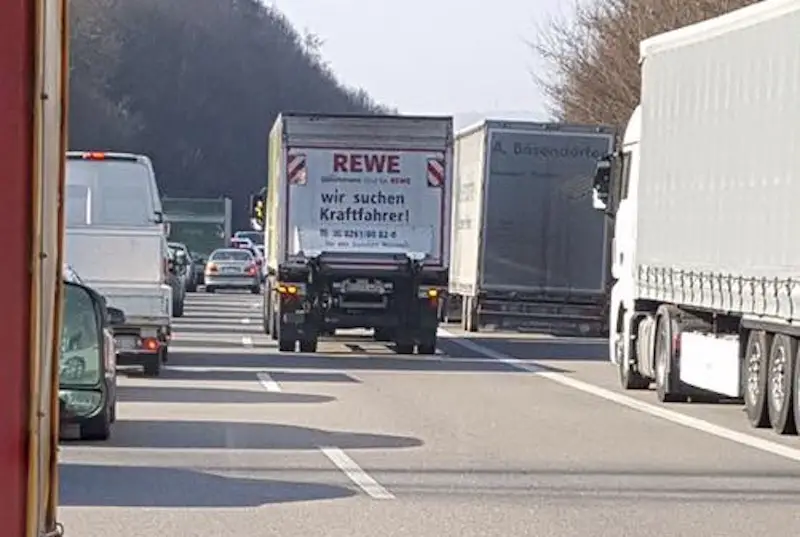 REWE-LKW Rettungsgasse