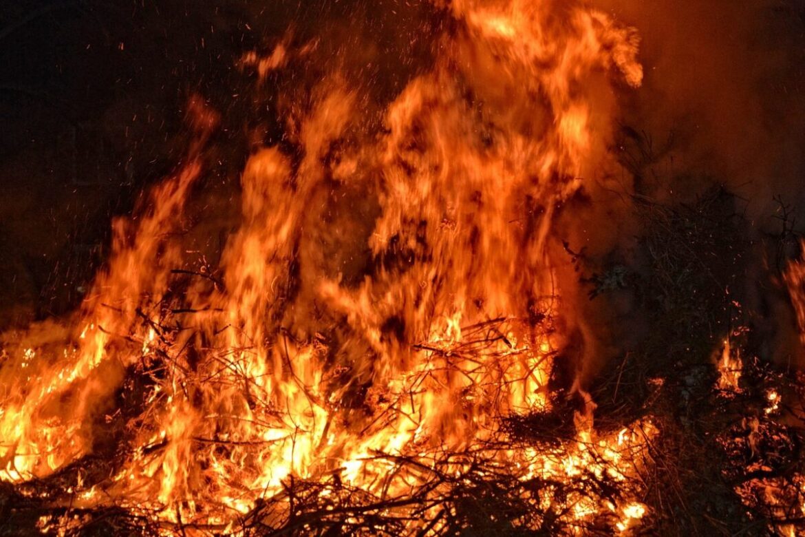 Osterfeuer Symbolbild