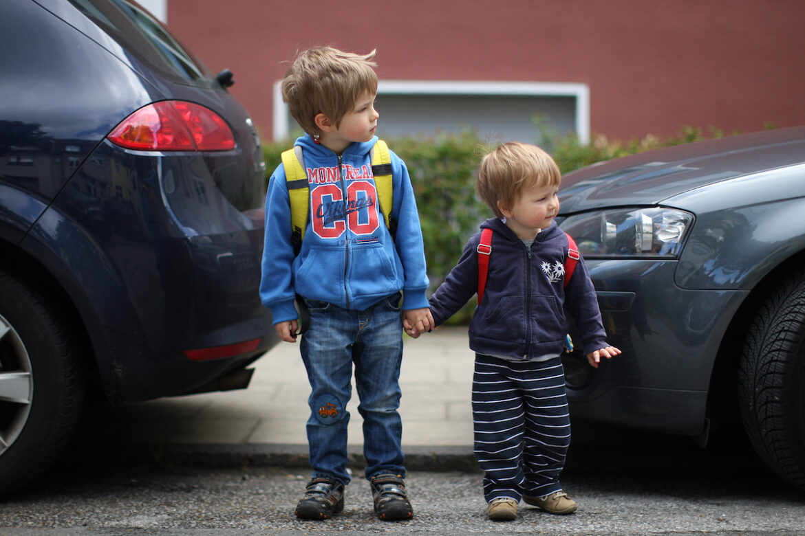 Kinder zwischen Elterntaxis