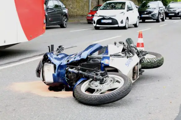 Motorradfahrer kollidiert mit Van am Heger-Tor-Wall