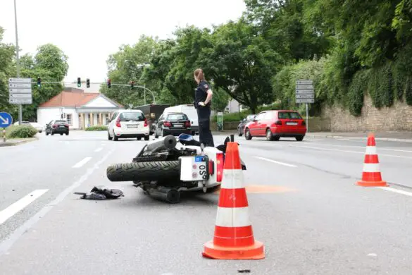 Motorradfahrer kollidiert mit Van am Heger-Tor-Wall