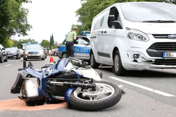 Motorradfahrer kollidiert mit Van am Heger-Tor-Wall