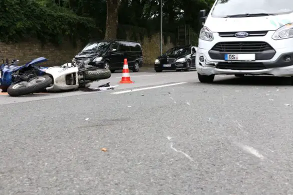 Motorradfahrer kollidiert mit Van am Heger-Tor-Wall