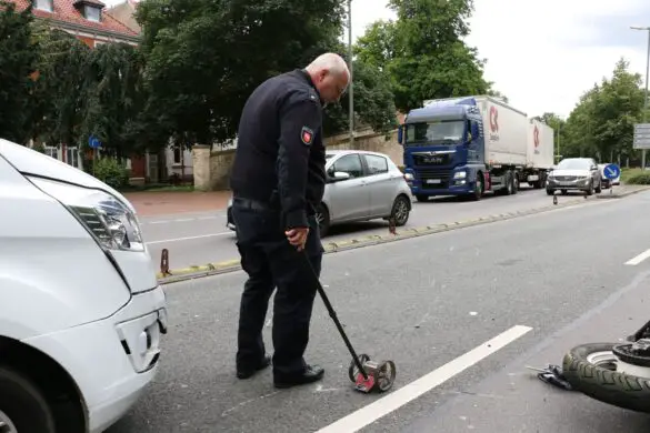 Motorradfahrer kollidiert mit Van am Heger-Tor-Wall