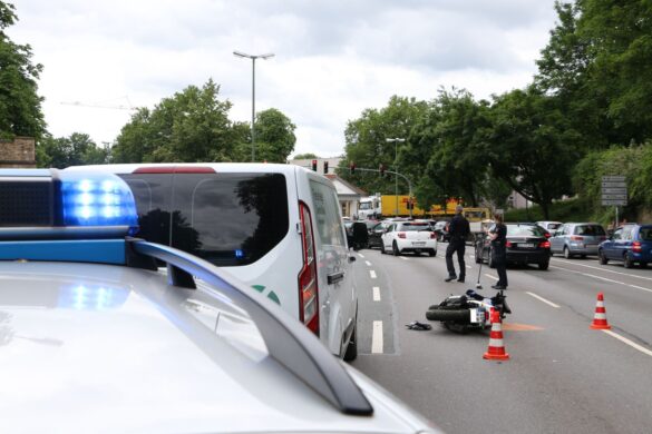 Motorradfahrer kollidiert mit Van am Heger-Tor-Wall