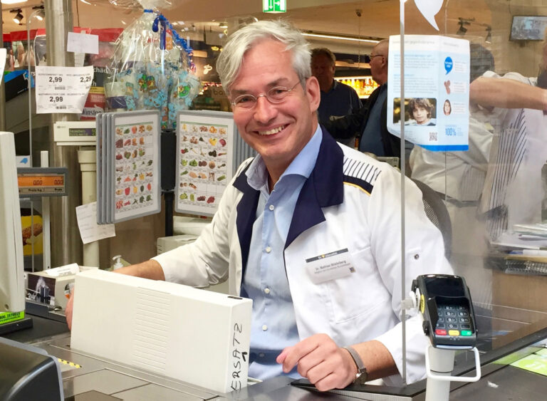 Mathias Middelberg an der Supermarktkasse