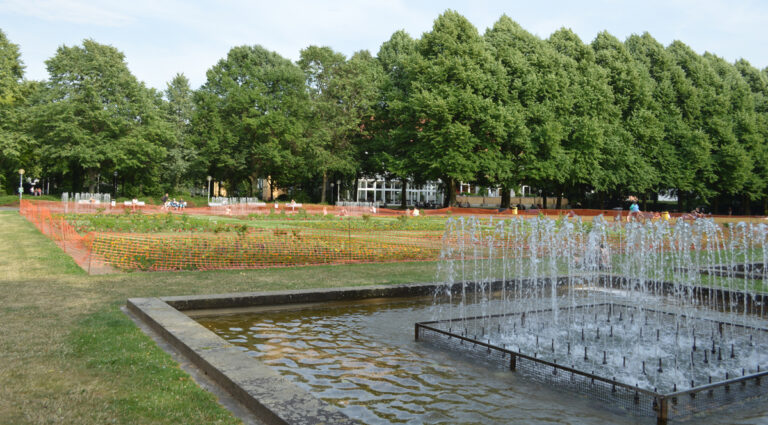 Springbrunnen und Beete im Schlossgarten Osnabrück