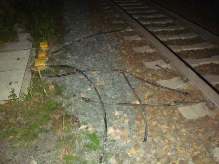 durchtrennte Kabel auf Bahngleisen