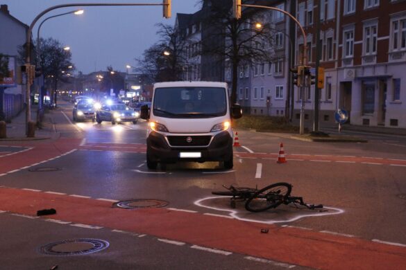 2017-12-02_Unfall-PKW-Fahrrad-Konrad-Adenauer-Ring-Osnabrueck_002 Radfahrer in Osnabrück von Van erfasst
