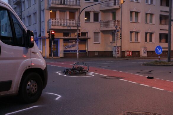 2017-12-02_Unfall-PKW-Fahrrad-Konrad-Adenauer-Ring-Osnabrueck_003 Radfahrer in Osnabrück von Van erfasst
