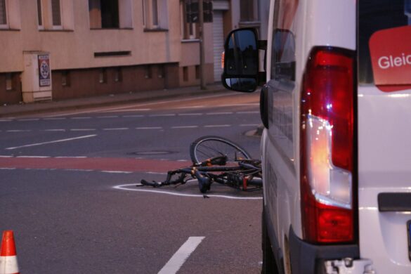2017-12-02_Unfall-PKW-Fahrrad-Konrad-Adenauer-Ring-Osnabrueck_004 Radfahrer in Osnabrück von Van erfasst