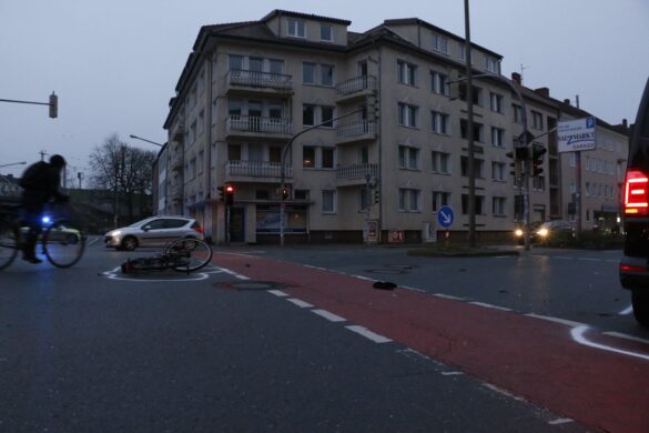 2017-12-02_Unfall-PKW-Fahrrad-Konrad-Adenauer-Ring-Osnabrueck_005 Radfahrer in Osnabrück von Van erfasst
