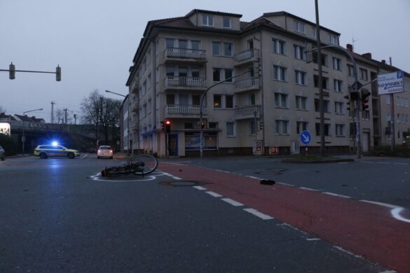 2017-12-02_Unfall-PKW-Fahrrad-Konrad-Adenauer-Ring-Osnabrueck_006 Radfahrer in Osnabrück von Van erfasst