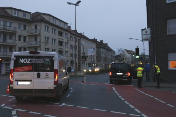 2017-12-02_Unfall-PKW-Fahrrad-Konrad-Adenauer-Ring-Osnabrueck_008 Radfahrer in Osnabrück von Van erfasst