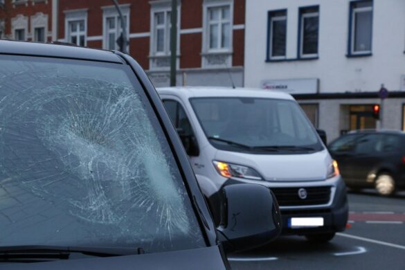 2017-12-02_Unfall-PKW-Fahrrad-Konrad-Adenauer-Ring-Osnabrueck_010 Radfahrer in Osnabrück von Van erfasst