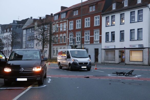 2017-12-02_Unfall-PKW-Fahrrad-Konrad-Adenauer-Ring-Osnabrueck_011 Radfahrer in Osnabrück von Van erfasst