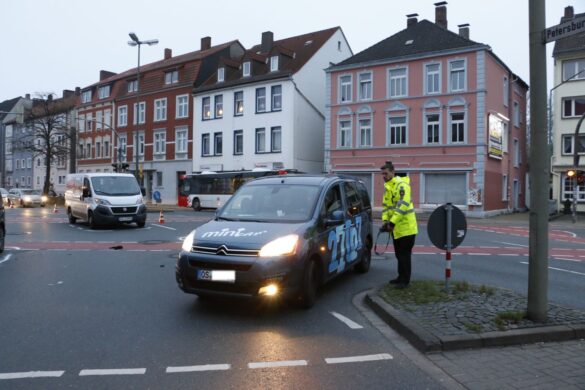 2017-12-02_Unfall-PKW-Fahrrad-Konrad-Adenauer-Ring-Osnabrueck_012 Radfahrer in Osnabrück von Van erfasst