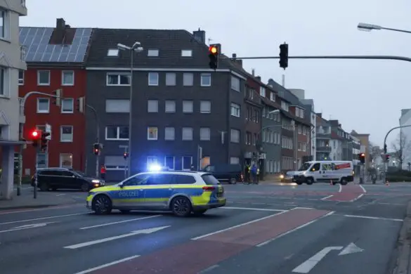 2017-12-02_Unfall-PKW-Fahrrad-Konrad-Adenauer-Ring-Osnabrueck_013 Radfahrer in Osnabrück von Van erfasst