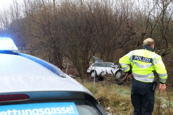 2017-12-03_Unfall-PKW-in-Graben-Autobahn-A30-Osnabrueck_001 Schwerer Unfall auf der Autobahn A30