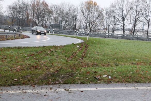 2017-12-03_Unfall-PKW-in-Graben-Autobahn-A30-Osnabrueck_003 Schwerer Unfall auf der Autobahn A30