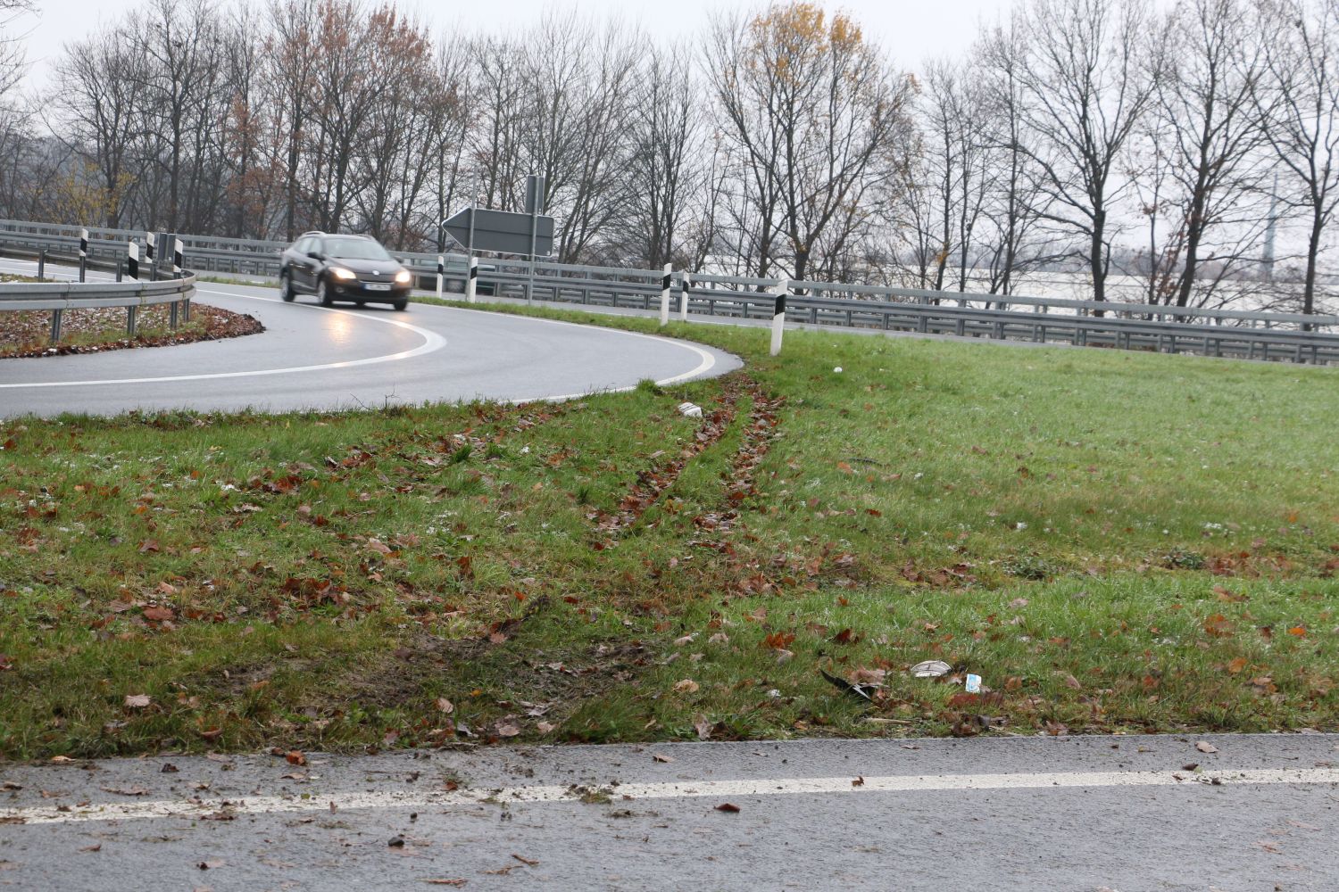 2017-12-03_Unfall-PKW-in-Graben-Autobahn-A30-Osnabrueck_003 Schwerer Unfall auf der Autobahn A30