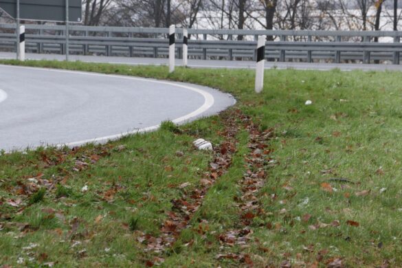2017-12-03_Unfall-PKW-in-Graben-Autobahn-A30-Osnabrueck_004 Schwerer Unfall auf der Autobahn A30