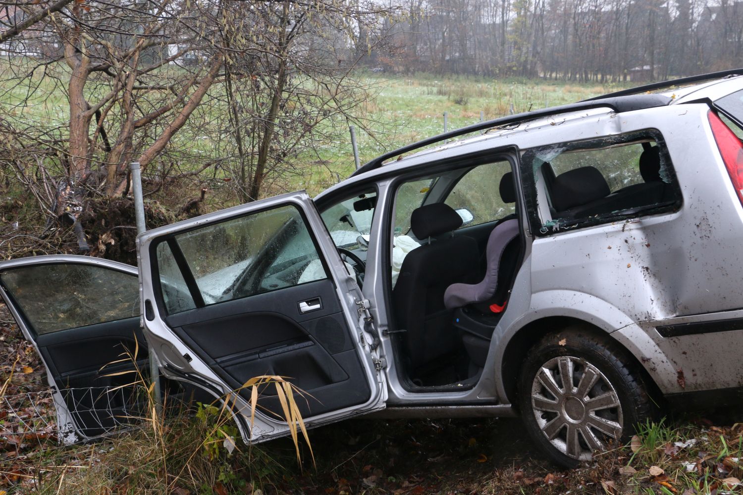 2017-12-03_Unfall-PKW-in-Graben-Autobahn-A30-Osnabrueck_007 Schwerer Unfall auf der Autobahn A30