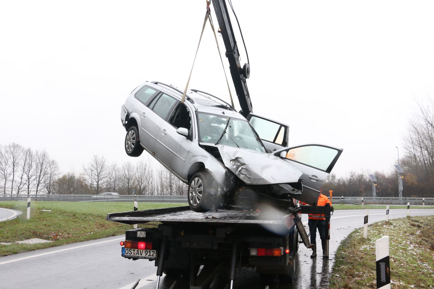 2017-12-03_Unfall-PKW-in-Graben-Autobahn-A30-Osnabrueck_010 Schwerer Unfall auf der Autobahn A30