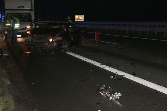 2017-12-12_Unfall-Transporter-PKW-Auto-rast-in-Unfallstelle-Autobahn-A30-Gesmold_002 PKW rast in Unfallstelle auf der Autobahn A30