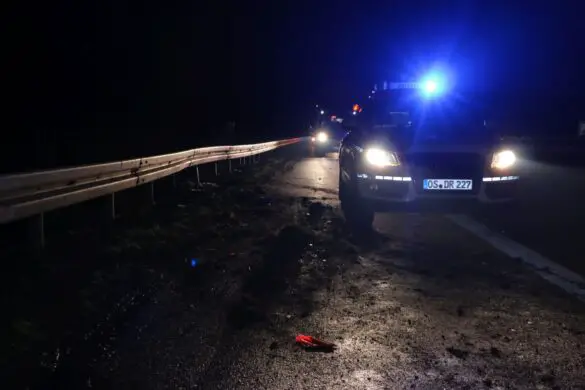 2017-12-12_Unfall-Transporter-PKW-Auto-rast-in-Unfallstelle-Autobahn-A30-Gesmold_004 PKW rast in Unfallstelle auf der Autobahn A30