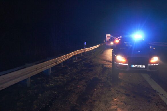 2017-12-12_Unfall-Transporter-PKW-Auto-rast-in-Unfallstelle-Autobahn-A30-Gesmold_005 PKW rast in Unfallstelle auf der Autobahn A30